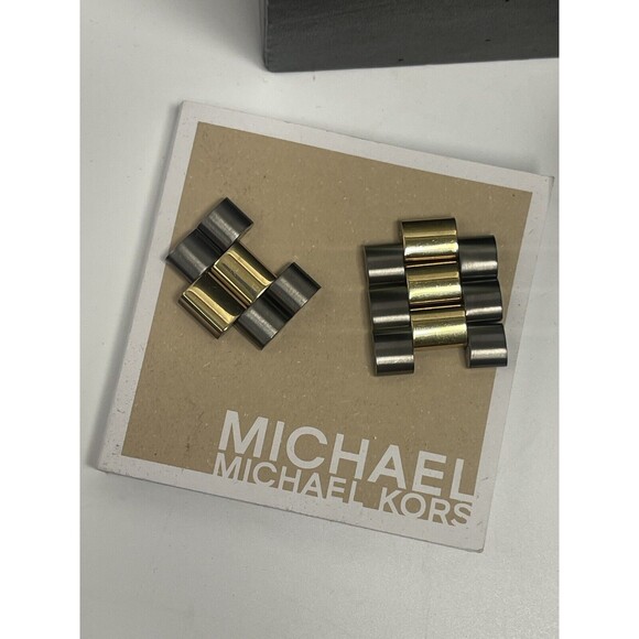 Michael Kors MK 8160 Runway Watch Unisex Working Battery - Picture 12 of 13